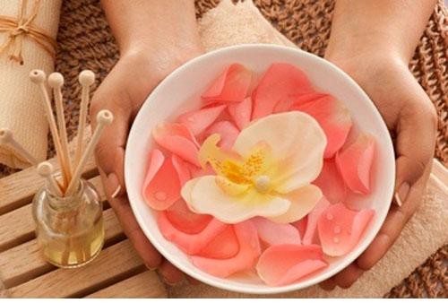 Nước hoa hồng – Tuyệt chiêu giúp chị em có làn da đẹp - ảnh 2